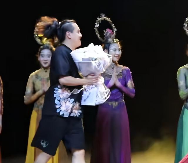 63岁杨丽萍舞台上表演，意外被男性扑倒，向后摔去场面乱
