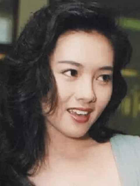 56岁李丽珍近况曝光，皮肤细嫩无皱纹，与25岁女儿同框如同姐妹