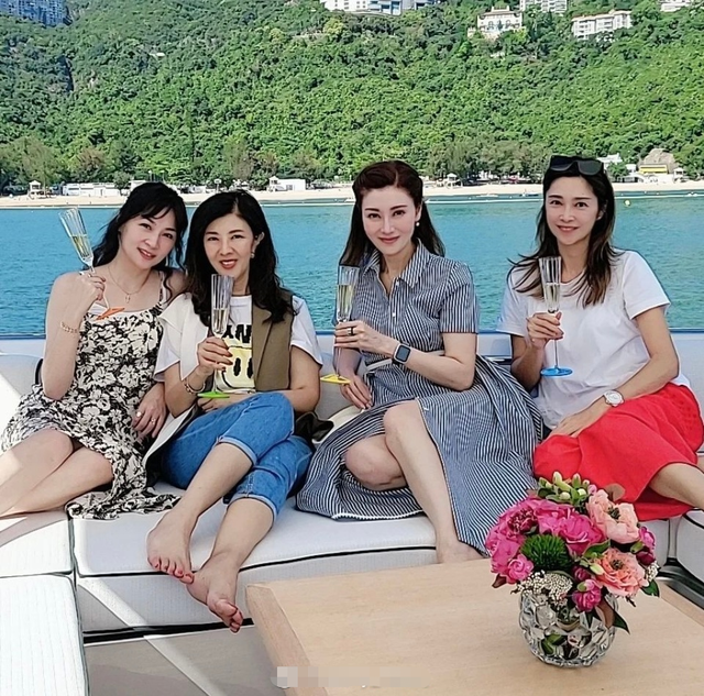 51岁李嘉欣近况曝光，与名媛姐妹乘游艇出海，高颜值太抢眼