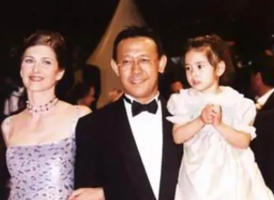 59岁姜文被曝带老婆做核酸，打扮低调小腿细，两人结婚多年仍幸福