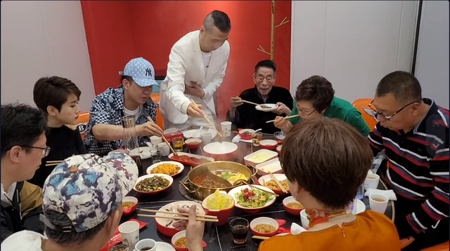 90岁杨少华晚年仍拼酒肉，参加聚会满桌鱼肉，全程端盘夹肉吃不停