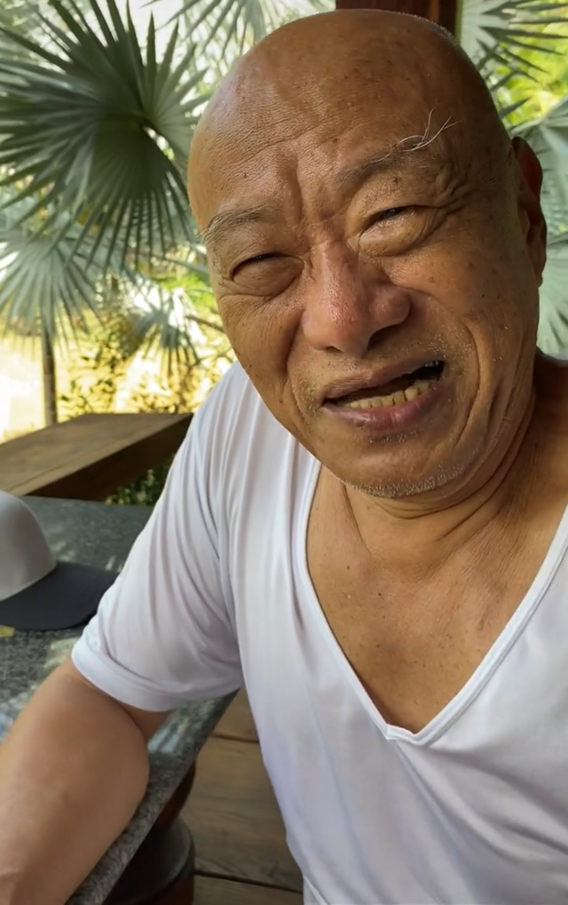 77岁凌峰定居泰国曝近况，大口吃33元简餐精神佳，说山东话显亲切
