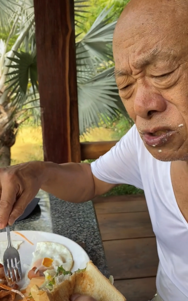 77岁凌峰定居泰国曝近况，大口吃33元简餐精神佳，说山东话显亲切