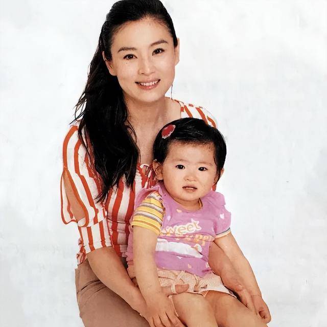 演员赵明明：刚出产房被离婚，单亲妈妈23年，女儿是我的避风港