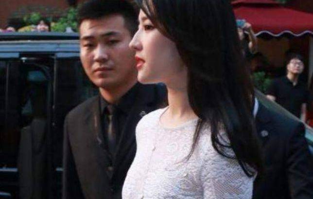 刘亦菲的着装过于大胆，是否有必要成为中国的卡戴珊？