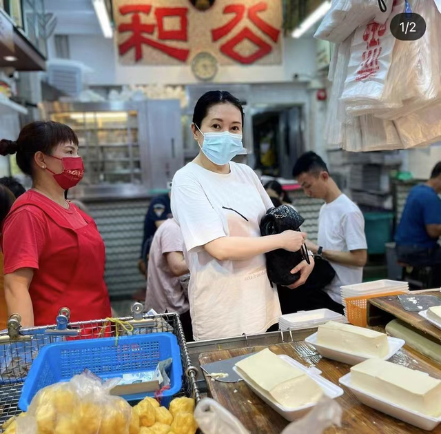 56岁李丽珍罕见露面，坐地铁逛地摊太接地气，富态明显无人识