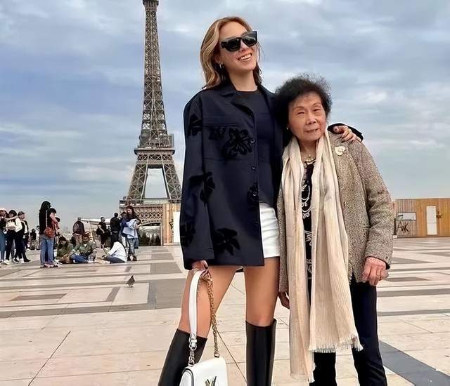 谷爱凌带奶奶畅游巴黎，靓丽穿搭尽显好身材，视频回应网络争议