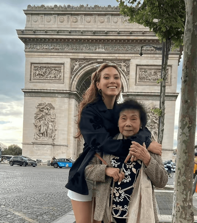 谷爱凌带奶奶畅游巴黎，靓丽穿搭尽显好身材，视频回应网络争议