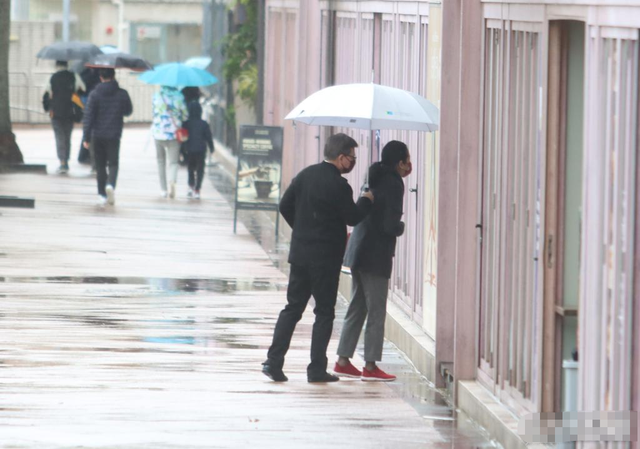 63岁朱玲玲与老公罕见秀恩爱，雨中撑伞漫步，互喂雪糕太甜蜜