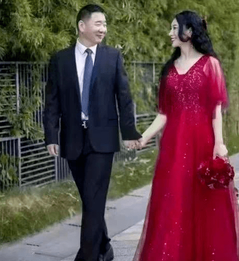深圳车位事件越来越有意思了！张晓中和宾利姐是否算合法夫妻？