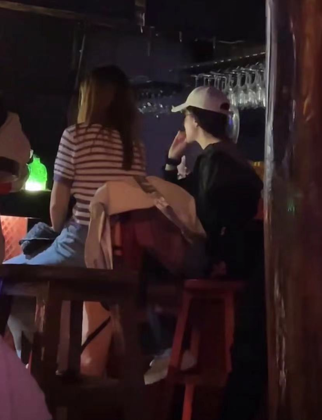 刘亦菲在大理酒吧被偶遇，穿着朴素嗑瓜子，白到发光美到一眼认出
