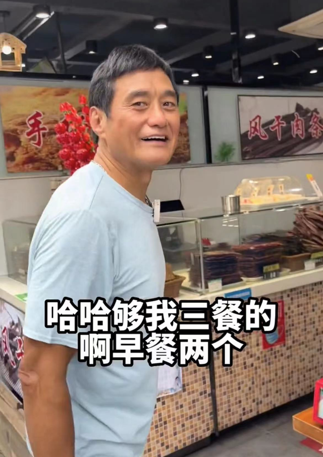 香港演员王俊棠久居内地，逛路边摊无人识，一天吃三餐仅花10元