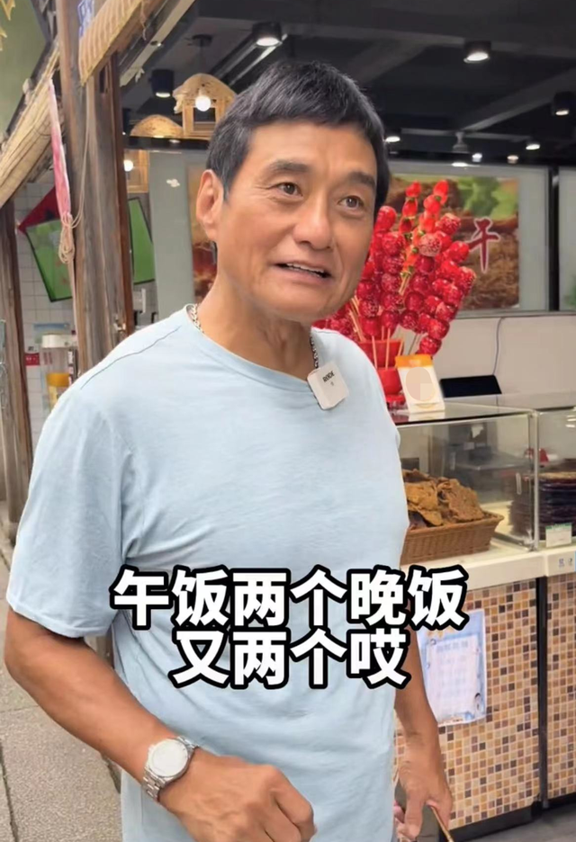 香港演员王俊棠久居内地，逛路边摊无人识，一天吃三餐仅花10元