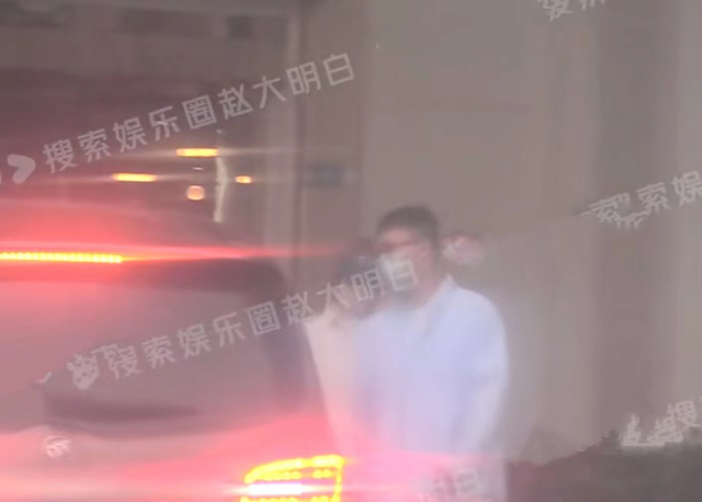 董洁接连跟不同男子约饭，笑容满面拥抱告别，打扮低调身形消瘦