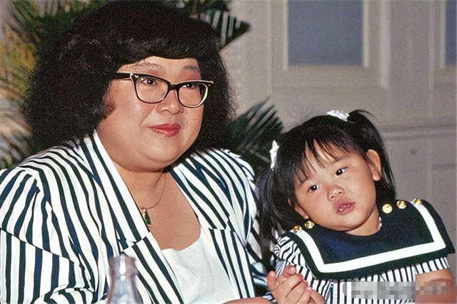 35岁郑欣宜演唱会获众星捧场，郑少秋带女儿现身，继母送花篮祝贺