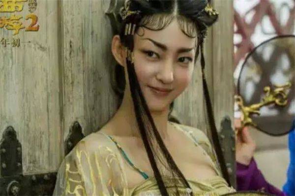 同样是饰演妖精，刘亦菲靠牙齿，周迅靠打扮，而她只需要一个微笑