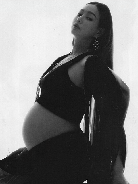 世界第一美女李哈妮产女，孕期曾秀丰满身材曲线，四肢纤细不走样