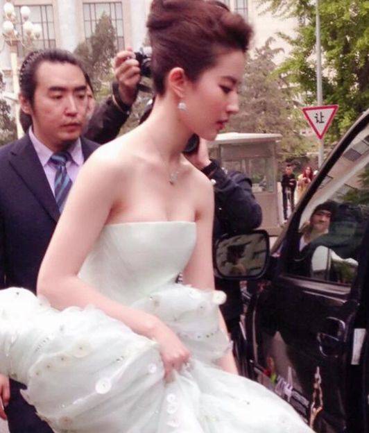 刘亦菲早前穿婚纱旧照曝光，无滤镜下又白又瘦，身旁路人表情亮了