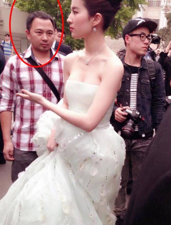 刘亦菲早前穿婚纱旧照曝光，无滤镜下又白又瘦，身旁路人表情亮了