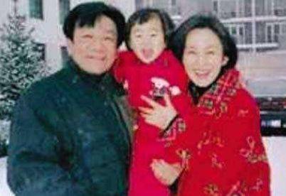 他与姜昆搭档多年, 曾被传插足侯耀文家庭, 最终与师叔妻子结婚