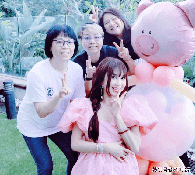 温碧霞提前庆祝56岁生日，扎麻花辫穿粉裙，与好友同框像两代人