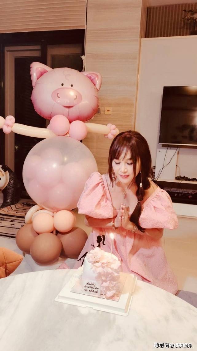 温碧霞提前庆祝56岁生日，扎麻花辫穿粉裙，与好友同框像两代人