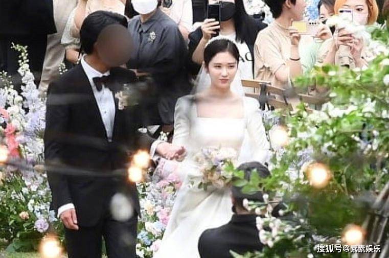 张娜拉婚礼现场和孙艺珍差不多：婚纱照首次曝光，新娘子现场跳舞