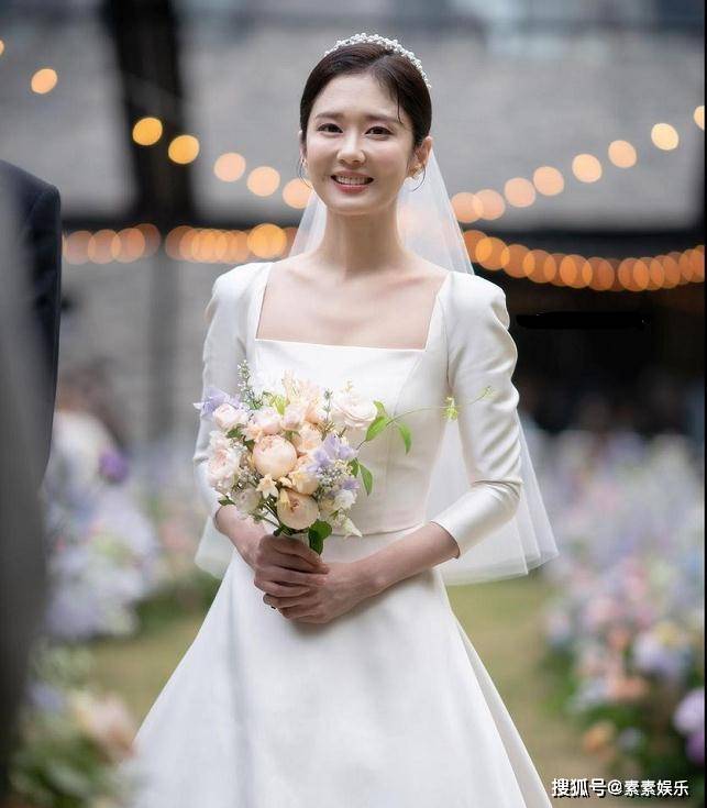 张娜拉婚礼高清现场照：新娘子变化很大，脸部笑容很甜美