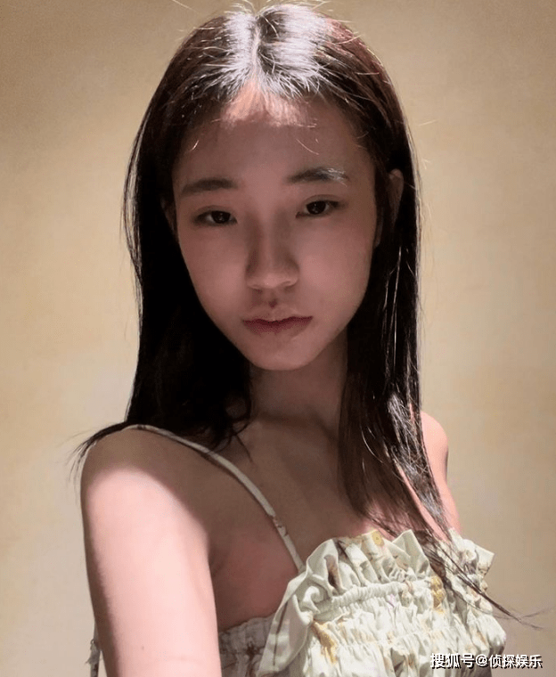 小S二女儿晒自拍，14岁许韶恩涂红唇烫卷发，超美造型获妈妈点赞