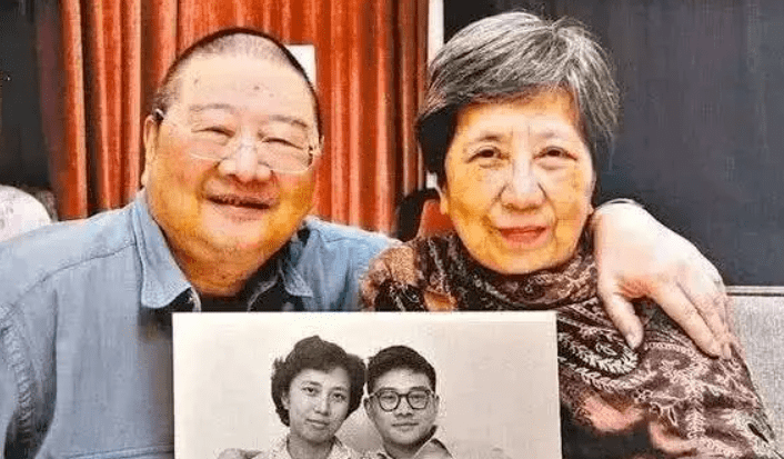 倪匡离世前自曝妻子脑退化，二人20岁闪婚，妻子花30年等他回头