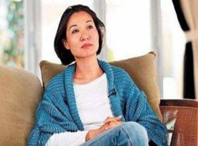 她曾被称为“香港第一鬼后”因入戏太深患抑郁症，老公仍不离不弃