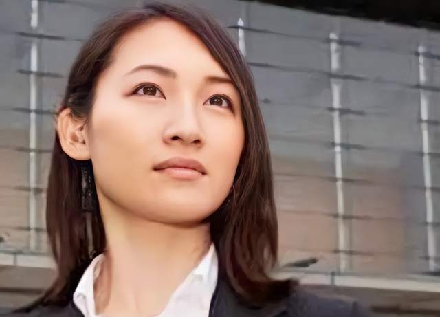 安倍晋三身边的“日本第一女保镖”石田萌美，因未尽职被网友批评
