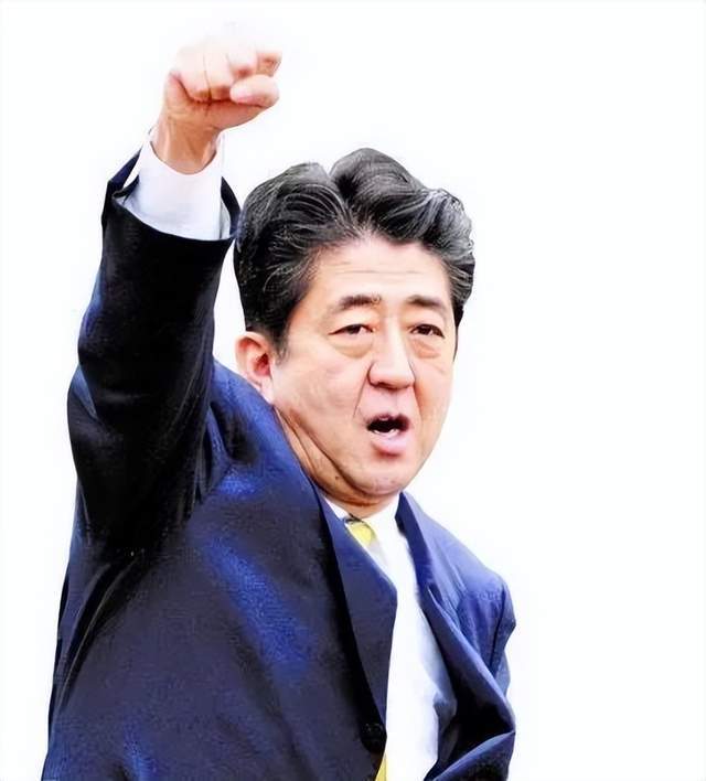 安倍晋三中枪后，身边神秘黑衣女身份揭晓，22名保镖未能护住一人