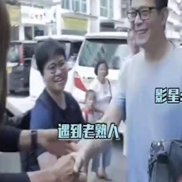 没有保镖，没有助理，没有墨镜口罩，香港演员活的太轻松了