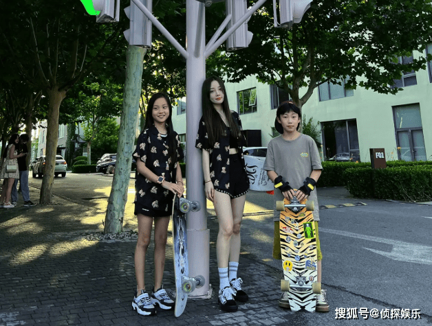 网友操碎心！李小璐带女儿玩滑板，因让9岁甜馨穿露脐装引发争议