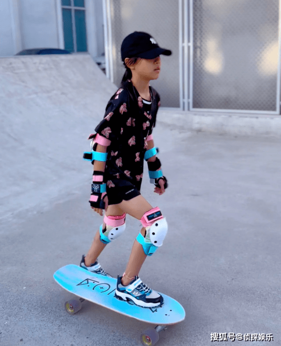 网友操碎心！李小璐带女儿玩滑板，因让9岁甜馨穿露脐装引发争议