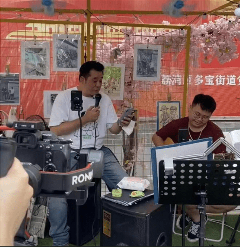 53岁著名港星在广州街头唱歌，态度亲和接地气，毫无明星架子