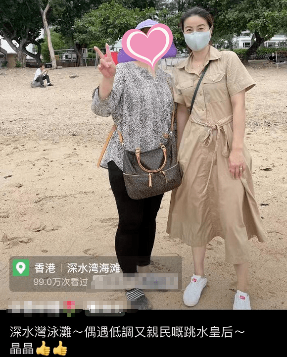 郭晶晶打扮朴素带女儿玩沙子，亲和与网友合照，玩完步行回家好低调