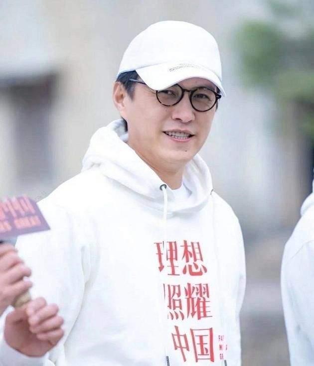 46岁靳东打网球被偶遇，打扮休闲体格健硕，为人随和被称赞