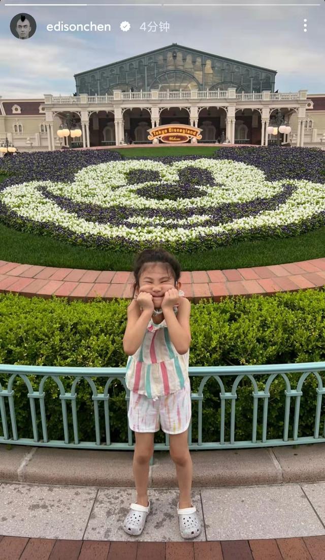 陈冠希晒一家游迪士尼照片，5岁女儿做鬼脸可爱，朋友成群太惬意