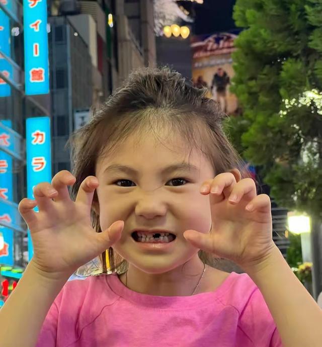 陈冠希晒一家游迪士尼照片，5岁女儿做鬼脸可爱，朋友成群太惬意