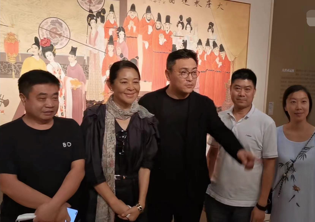 63岁倪萍现身北京看展，获名人陪同众人围观，打扮优雅素颜出镜