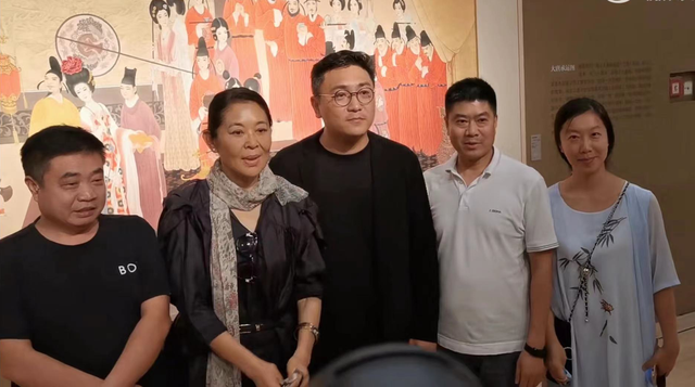 63岁倪萍现身北京看展，获名人陪同众人围观，打扮优雅素颜出镜