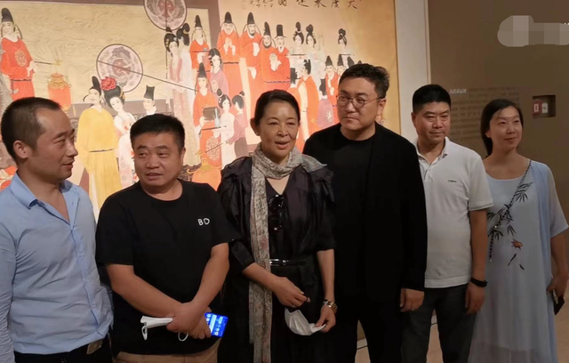 63岁倪萍现身北京看展，获名人陪同众人围观，打扮优雅素颜出镜