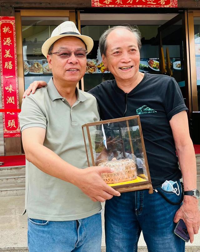 李连杰87岁岳父利永锡近况曝光，头发稀疏精神矍铄，目前住在中山