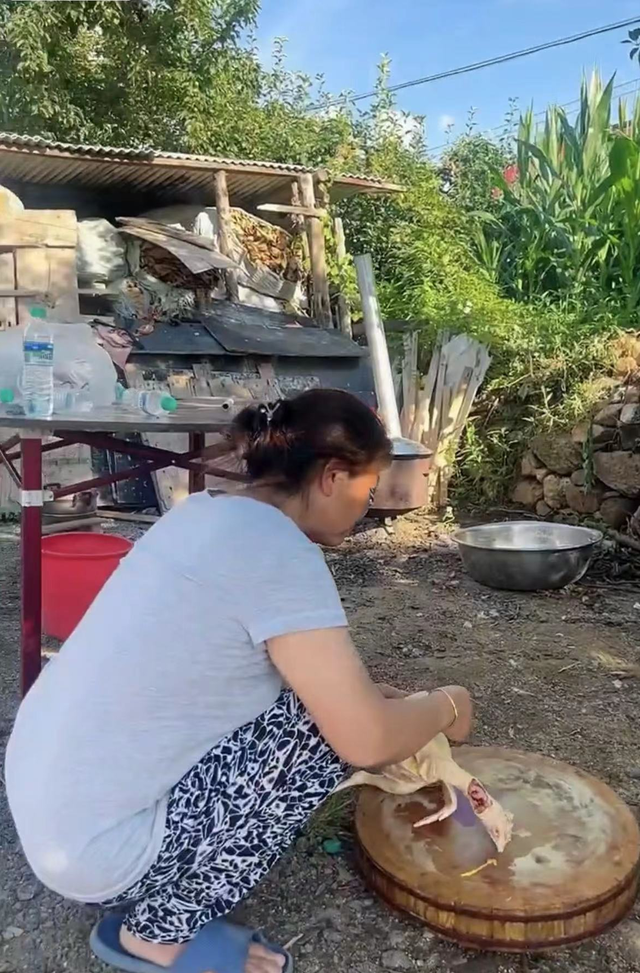 谢永强在农村居住熬汤药，爱妻怀抱幼女站一旁，穿吊带引网友争议