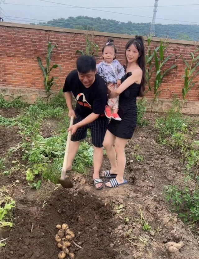 谢永强在农村居住熬汤药，爱妻怀抱幼女站一旁，穿吊带引网友争议