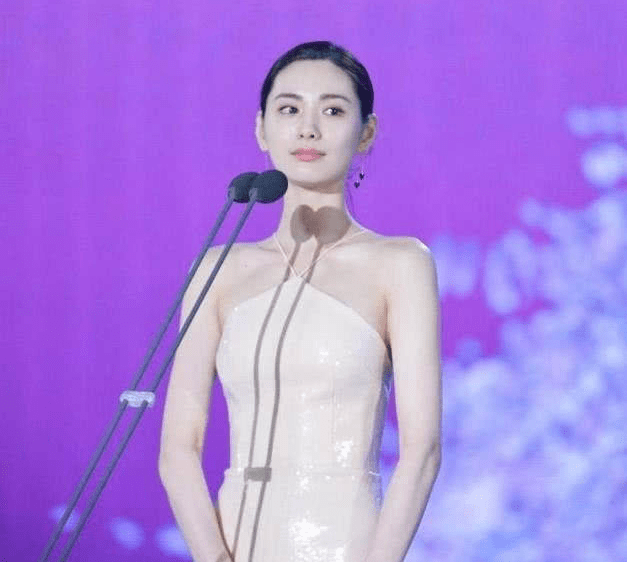 “世界第一美女”长啥样? 穿人鱼裙美得惊心动魄, 堪称行走的人鱼