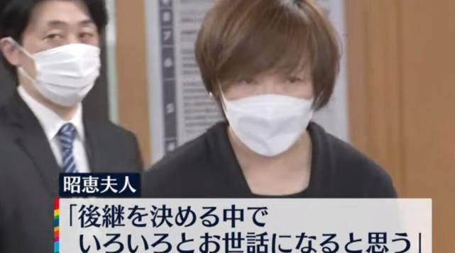 安倍昭惠太随性！上午参加完老公的追思会，晚上去居酒屋经营生意