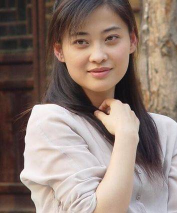 她是章子怡刘烨同学，曾将丈夫捧红却被抛弃，如今45岁成人生赢家